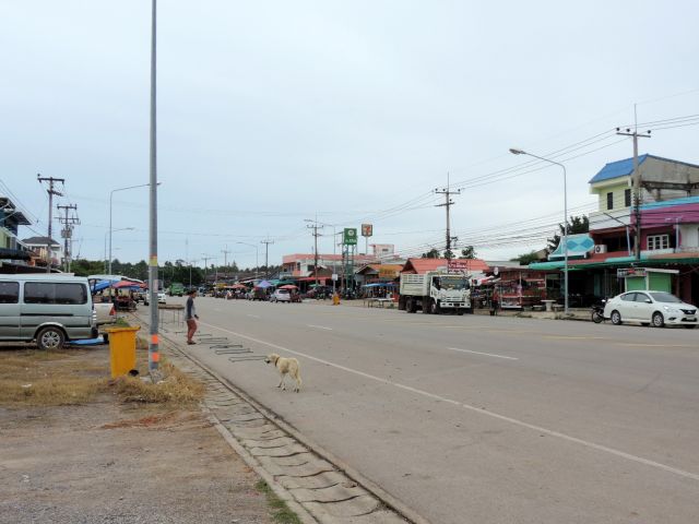 Der Markt und der 7-eleven in Tambon Saphili.